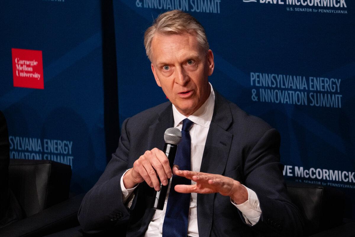 Brookfield Asset Management CEO Bruce Flatt speaks at the Pennsylvania Energy and Innovation Summit at Carnegie Mellon University in Pittsburgh on July 15, 2025. (Samira Bouaou/The Epoch Times)