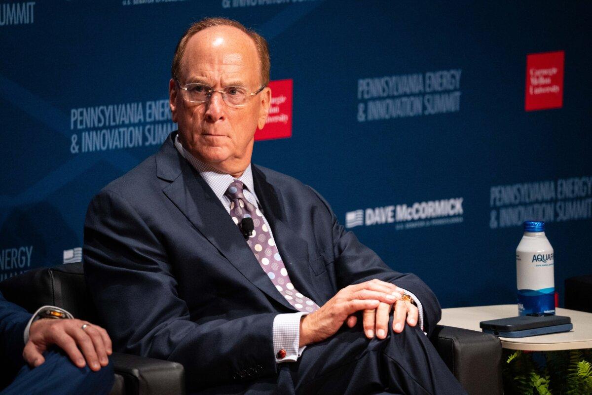 貝萊德行政總裁芬克於2025年7月15日在賓夕凡尼亞州匹茲堡舉行的能源與創新峰會上發表講話。(SamiraBouaou/大紀元時報)