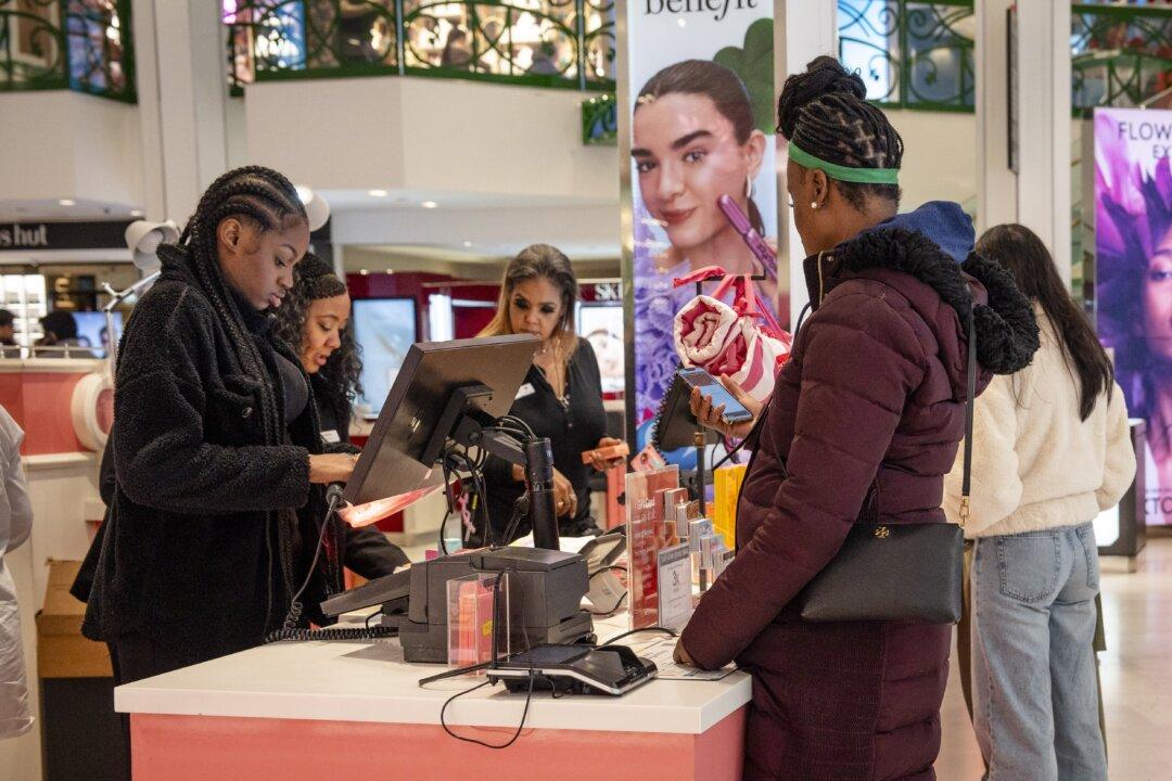 US Retail Sales Show June Rebound as Consumers Shrug Off Tariffs