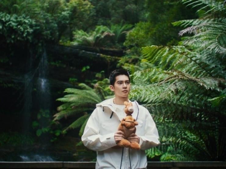 Yu Shi and the Australian Tourism Ambassador, Ruby the Kangaroo, at Mt Field National Park. (Courtesy of Tourism Australia)