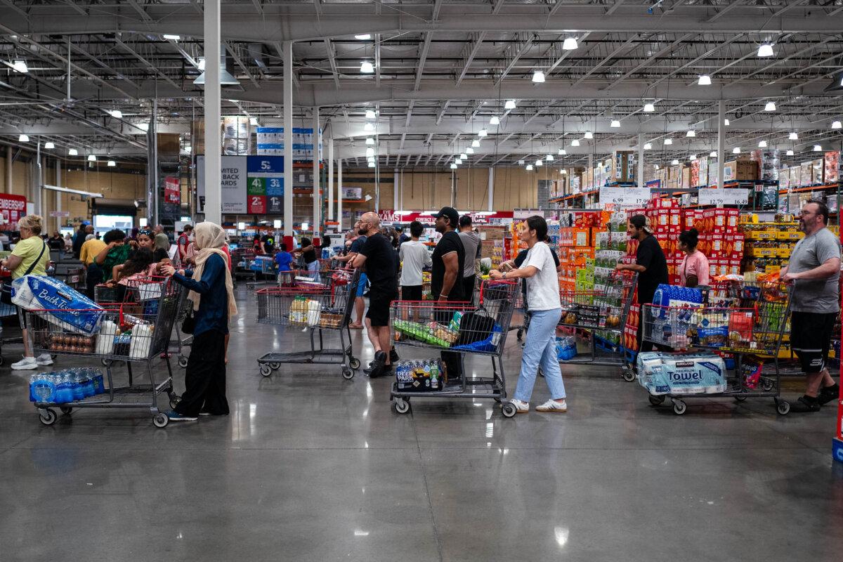 Trump Proposes Rebates for US Taxpayers From Tariff Revenues 2 People shop at a store in Elkridge, Md., on July 11, 2025. (Madalina Kilroy/The Epoch Times)