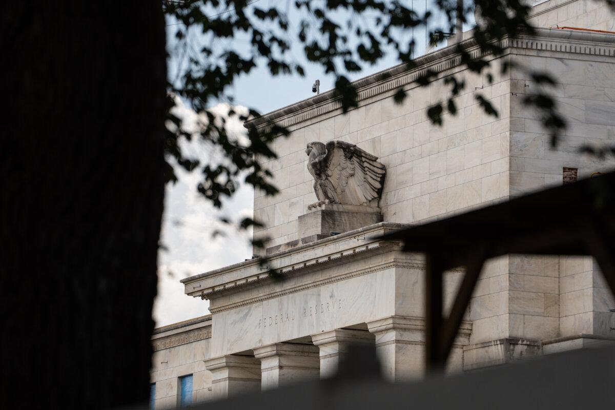 US Homeowners Rush to Refinance as Interest Rates Continue Falling: MBA | USNN World News The Federal Reserve in Washington. (Madalina Kilroy/The Epoch Times)