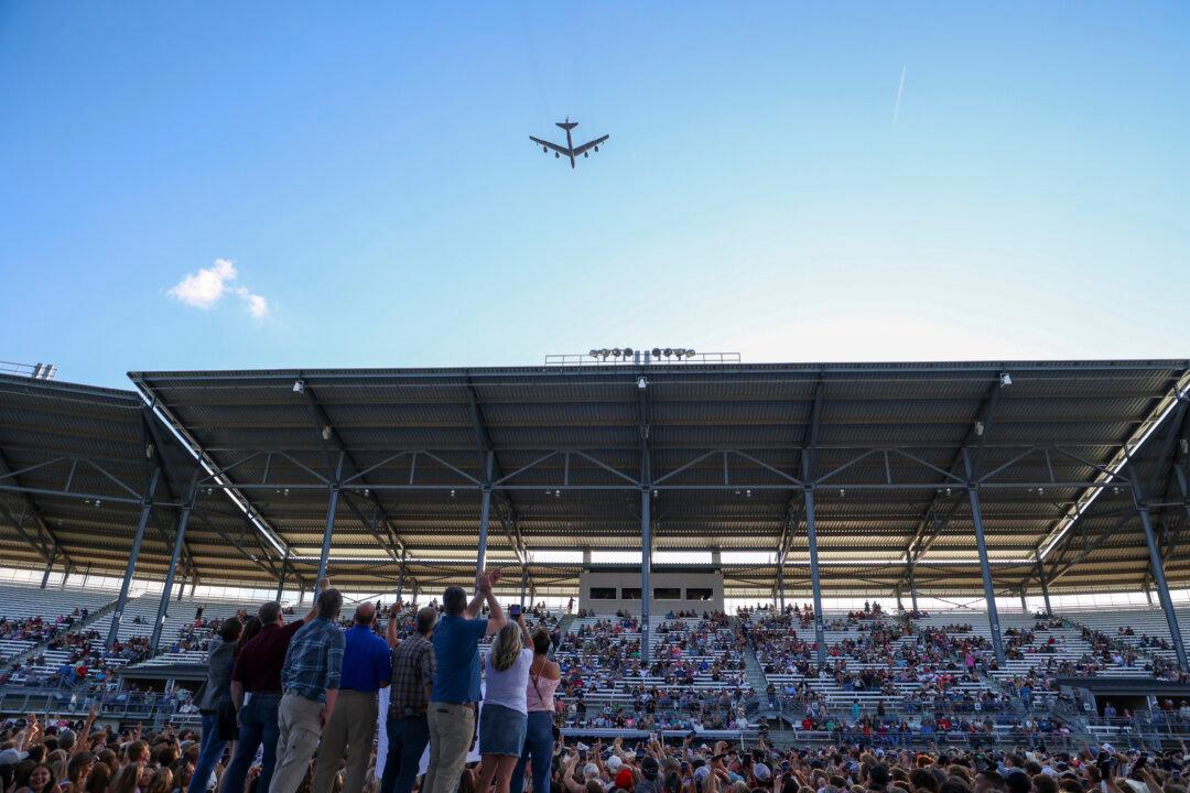 Air Force Says Air Traffic Controllers Failed to Warn B-52 Bomber About Nearby Delta Plane