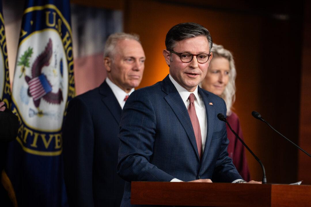 REPLAY: House GOP, Democratic Leadership Hold Weekly Briefings (April 21)