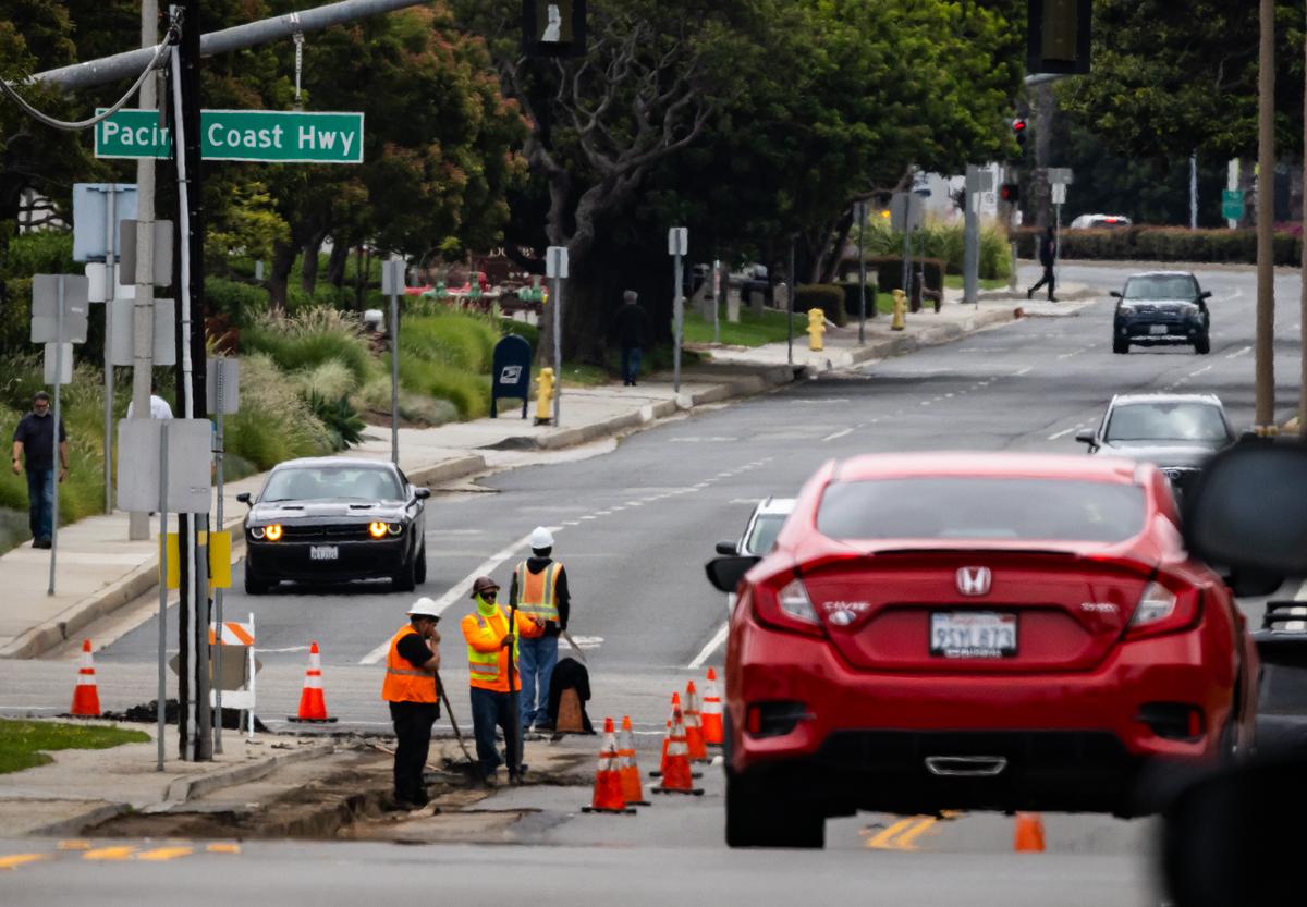 US Economy Expands at Fastest Pace This Year, but Factories Slide Into Contraction
