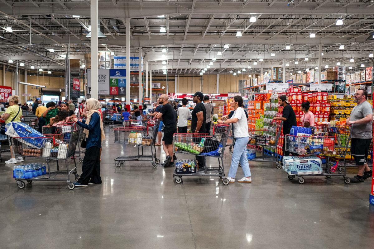 More US Shoppers Plan to Buy ‘Made in USA’ This Holiday Season: YouGov | USNN World News People shop at a store in Elkridge, Md., on July 11, 2025. (Madalina Kilroy/The Epoch Times)