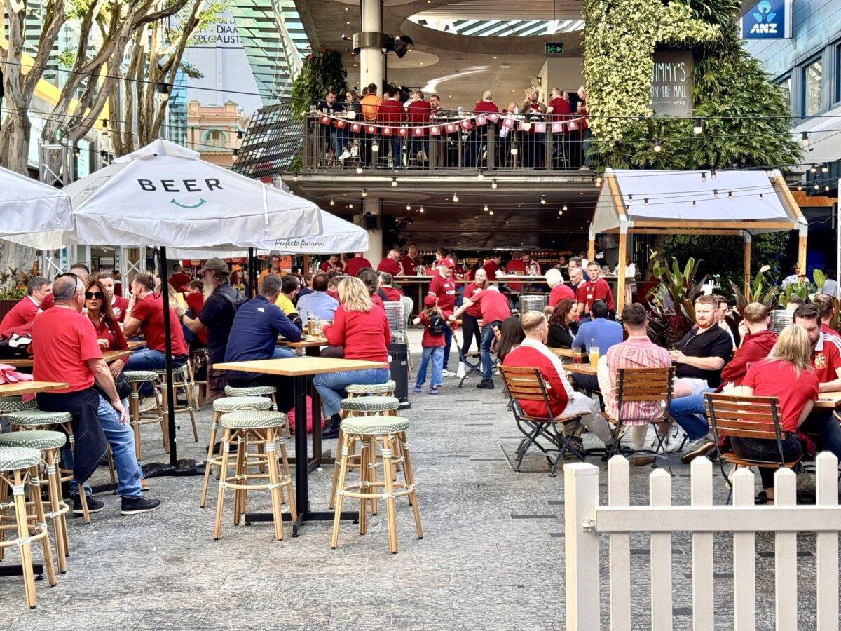 UK tourists and fans of the British and Irish Lions relaxing in Queen Street Mall in Brisbane, Australia on July 19, 2025. (Daniel Y. Teng/The Epoch Times)