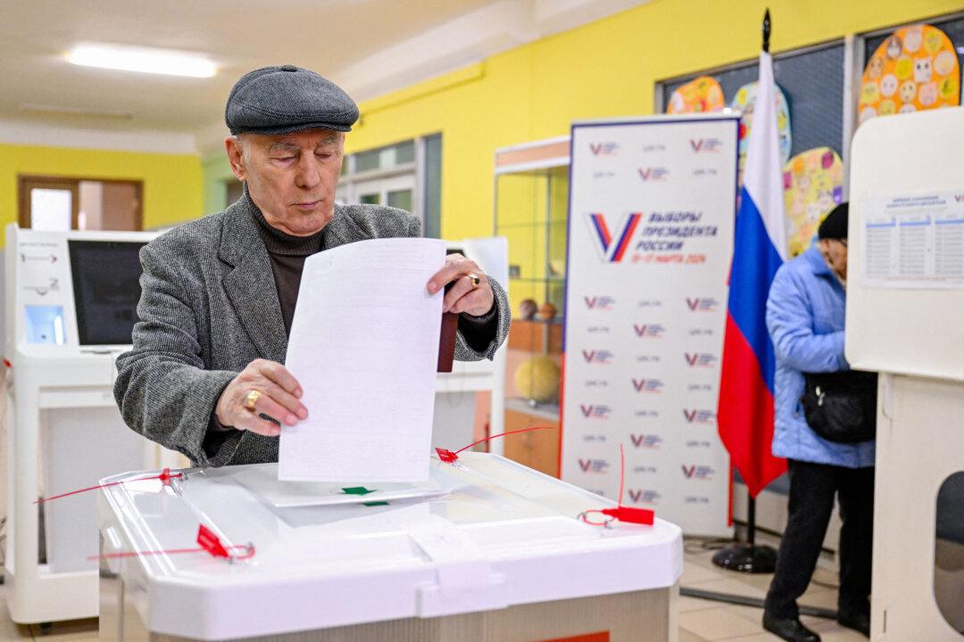 Putin Grants Belarusians Living in Russia Right to Vote