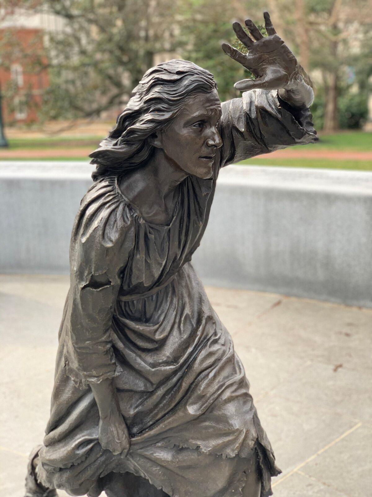 A bronze statue of Mary Draper Ingles at the Virginia Women's Monument, in Richmond, Va. Ingles survived the Draper's Meadow Massacre, only to be taken prisoner by the Shawnee. (<span class="mw-mmv-author"><a class="new" title="User:Kss5pj (page does not exist)" href="https://commons.wikimedia.org/w/index.php?title=User:Kss5pj&action=edit&redlink=1">Kss5pj/</a><a class="mw-mmv-license" href="https://creativecommons.org/licenses/by-sa/4.0" target="_blank" rel="noopener">CC BY-SA 4.0</a>)</span>