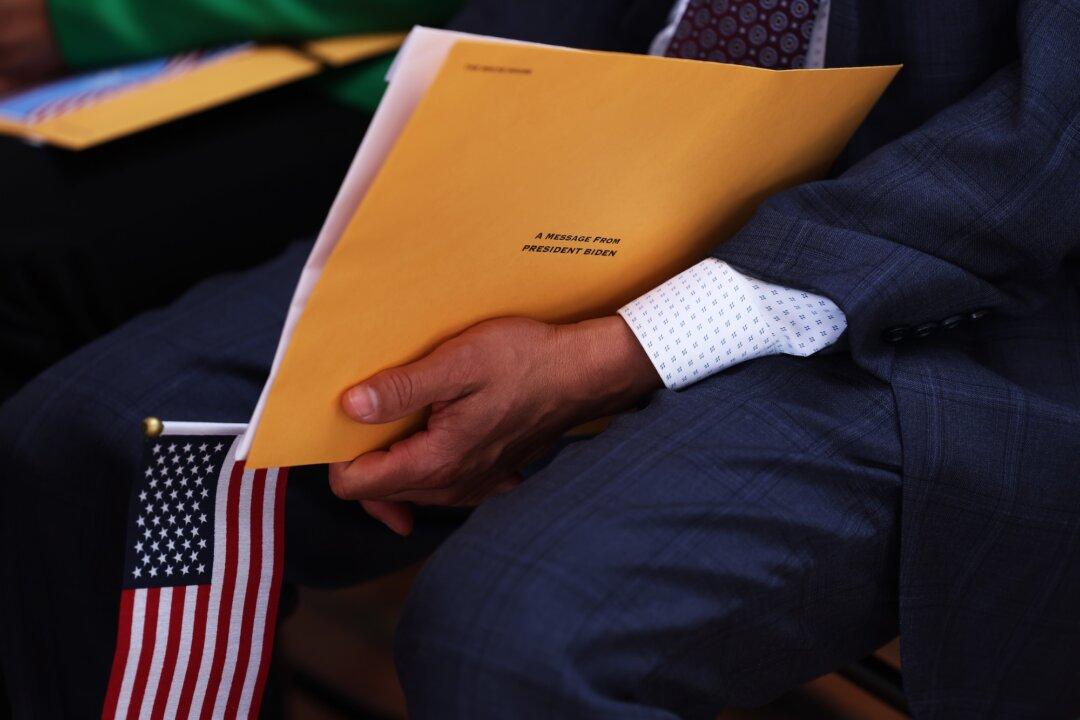 Trump Admin to Change Citizenship Tests and H‑1B Visas, Official Says