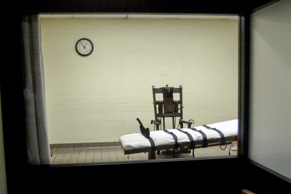 A view of the death chamber from the witness room at the Southern Ohio Correctional Facility shows an electric chair and gurney in Lucasville, Ohio, in this file photo. (Mike Simons/Getty Images)