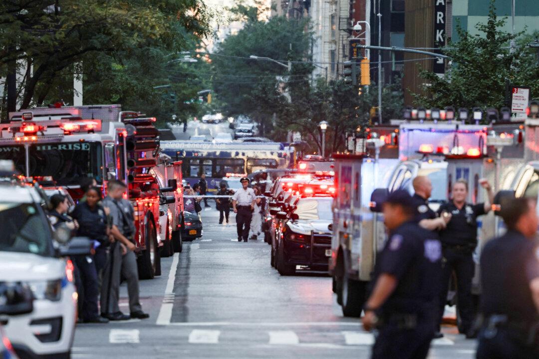 5 Dead, Including Police Officer and Shooter, in Manhattan Office Building Shooting