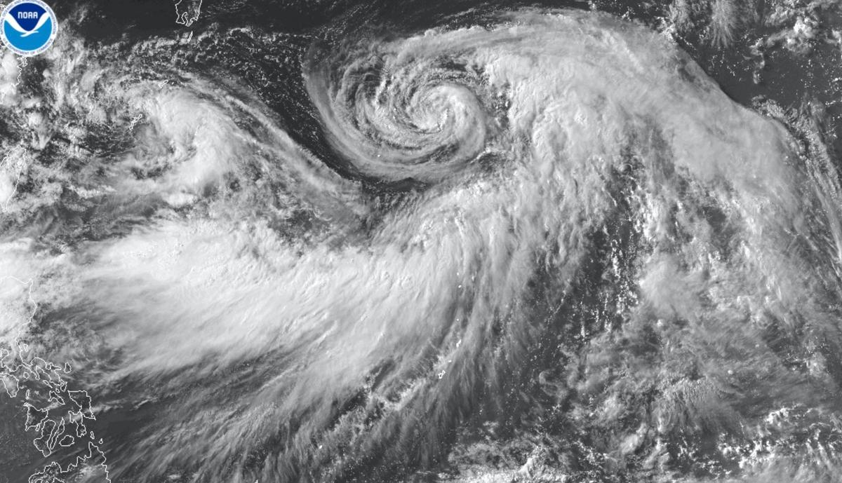 Hurricane Iona and Tropical Storm Keli Rumble in the Central Pacific Off Hawaii