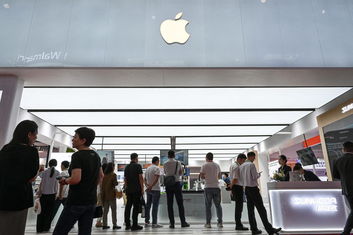 Apple Closes China Store for the First Time as Market Weakens