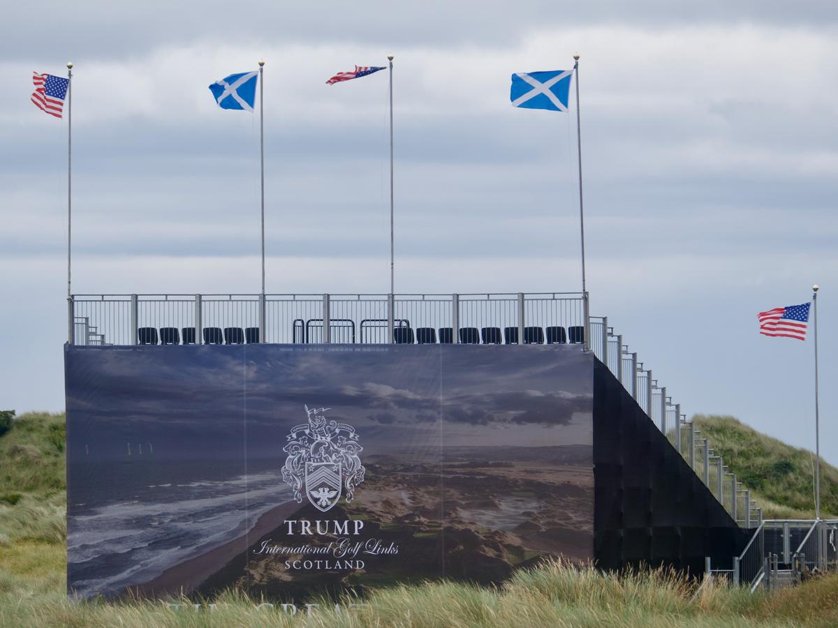 Windy Conditions Challenge Pro Golfers at Trump’s Aberdeen Golf Club