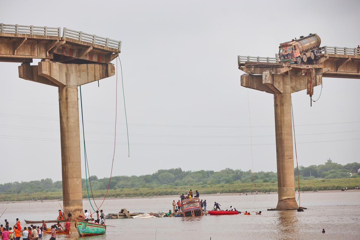 Bridge Collapse Kills 9 in India’s Gujarat State
