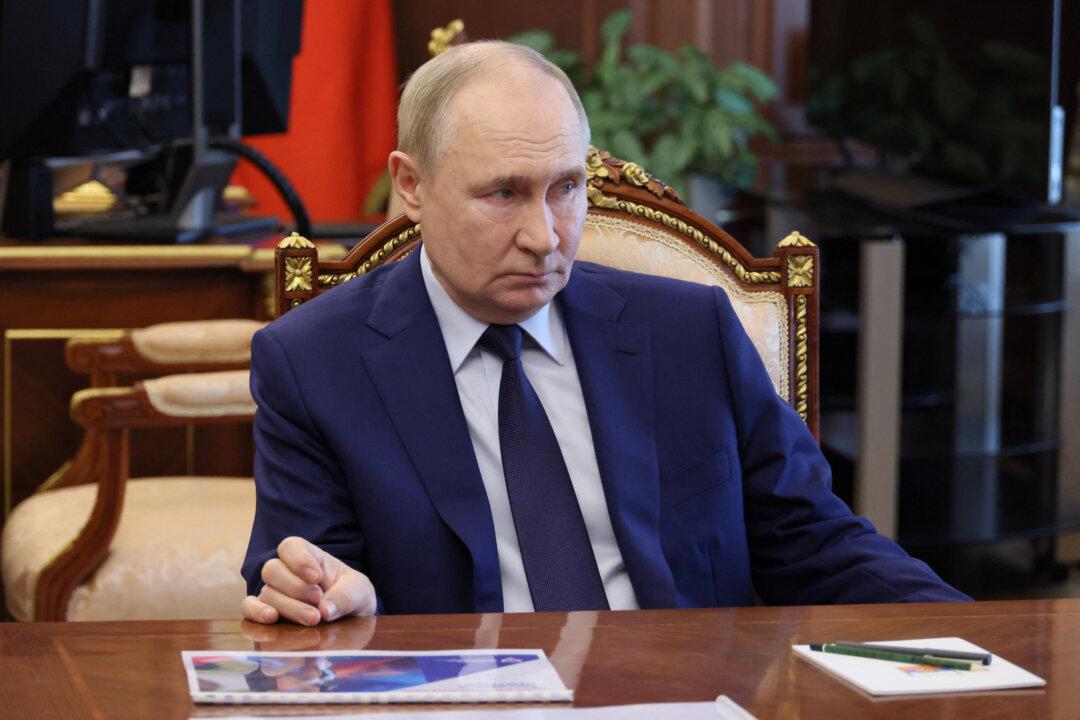 Putin Says He Hopes Ukraine Peace Talks Will Continue as Trump’s Sanctions Deadline Looms