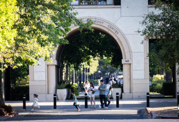 2025年7月31日,位於加州帕洛阿爾托(Palo Alto)的史丹福大學校園一角。(John Fredricks/The Epoch Times)
