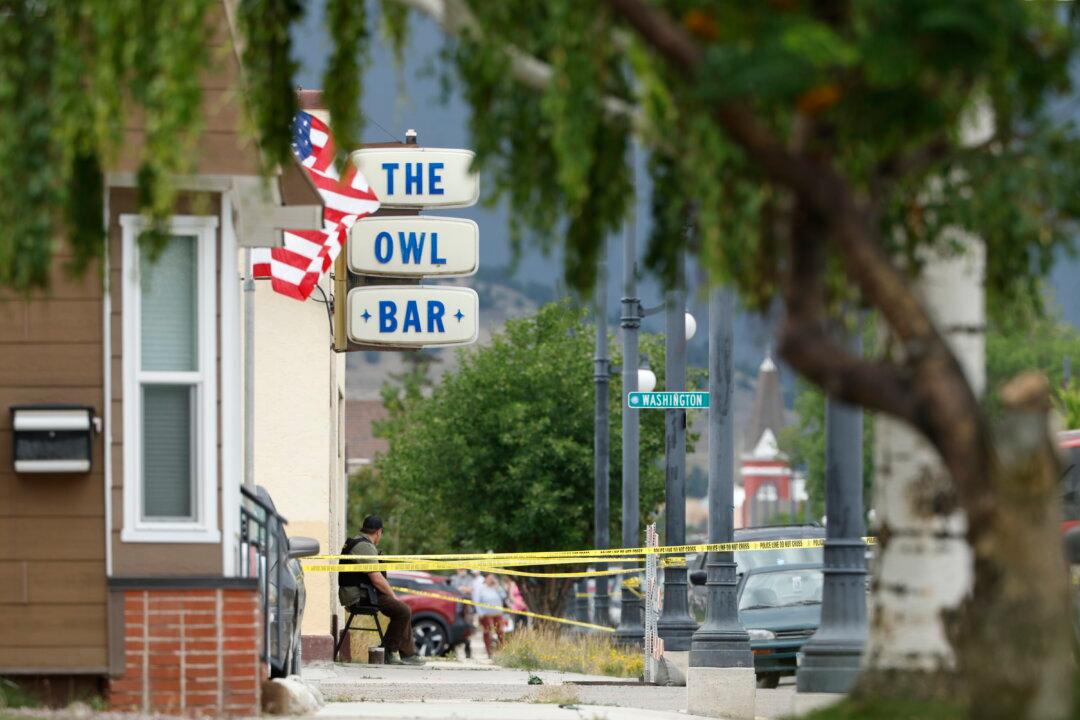 Officials Scour Mountainous Area of Montana for Ex-US Soldier Suspected of Killing 4 in Bar Shooting