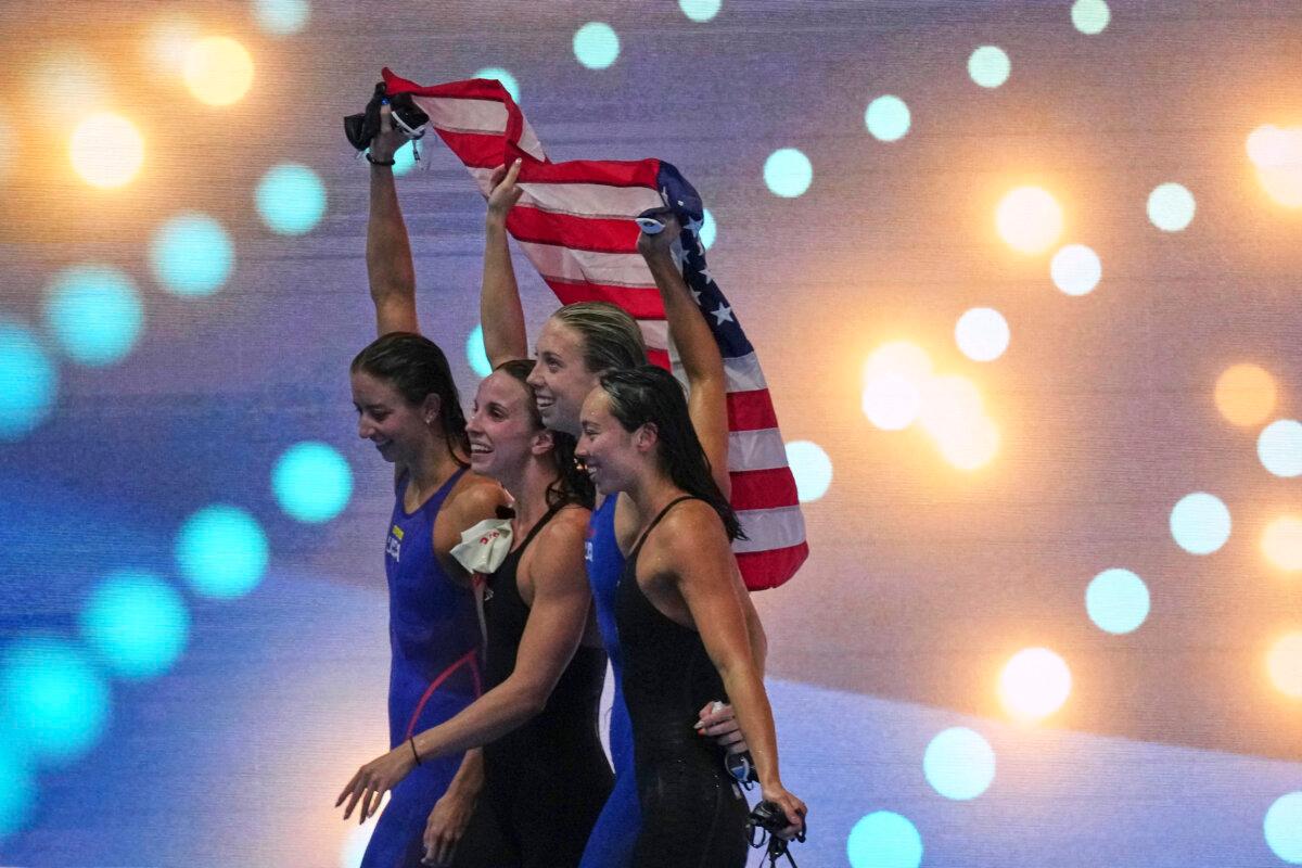 Americans Finish Strong With Women’s Medley Relay World Record in Swim Worlds to Top Medal Tables | USNN World News Athletes of team United States celebrate after winning gold medal in the women's 4x100-meter medley relay final at the World Aquatics Championships in Singapore on Aug. 3, 2025. (Ng Han Guan/AP Photo)