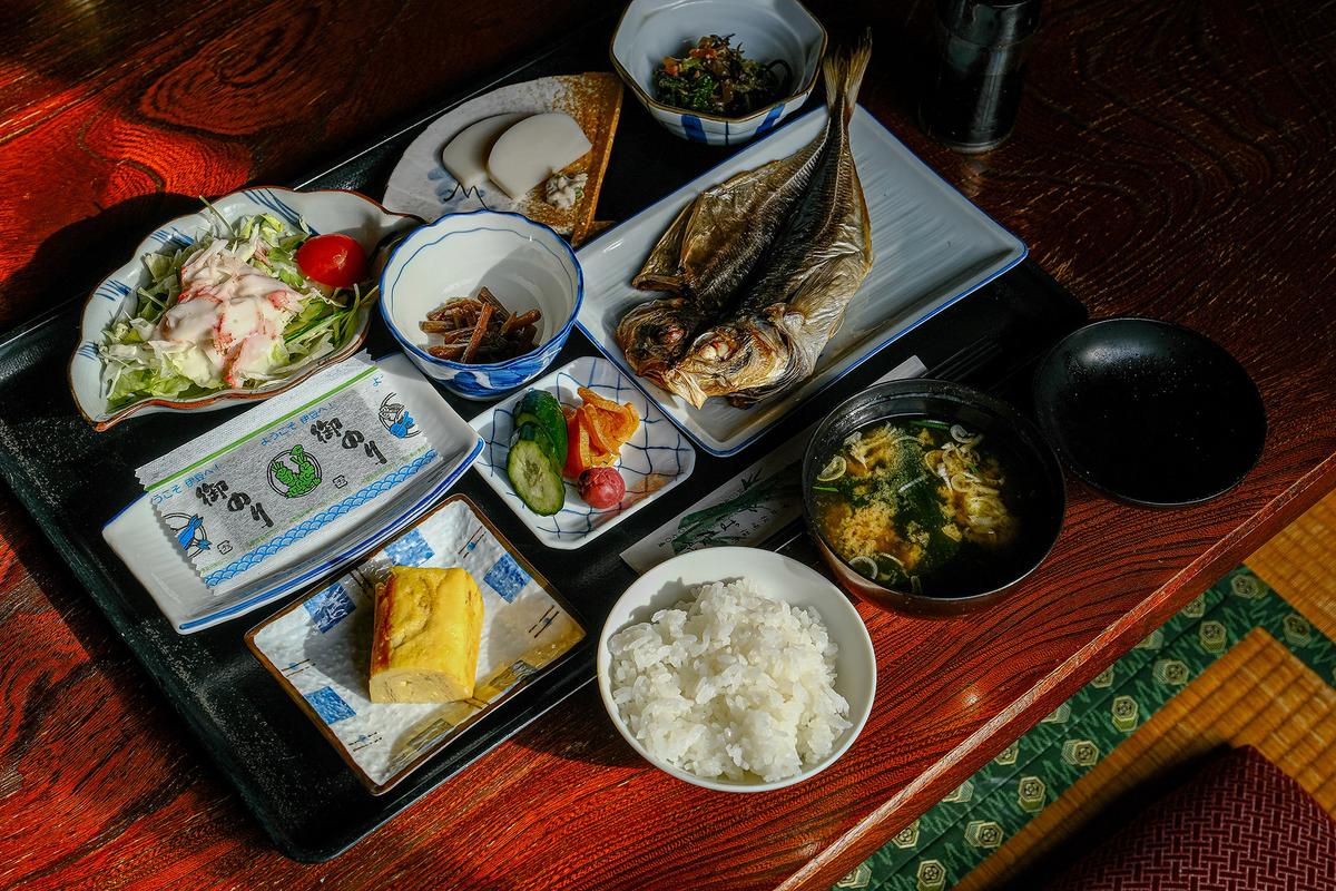 A tray of Japanese delicacies. (Takafumi Yamashita/Unsplash)