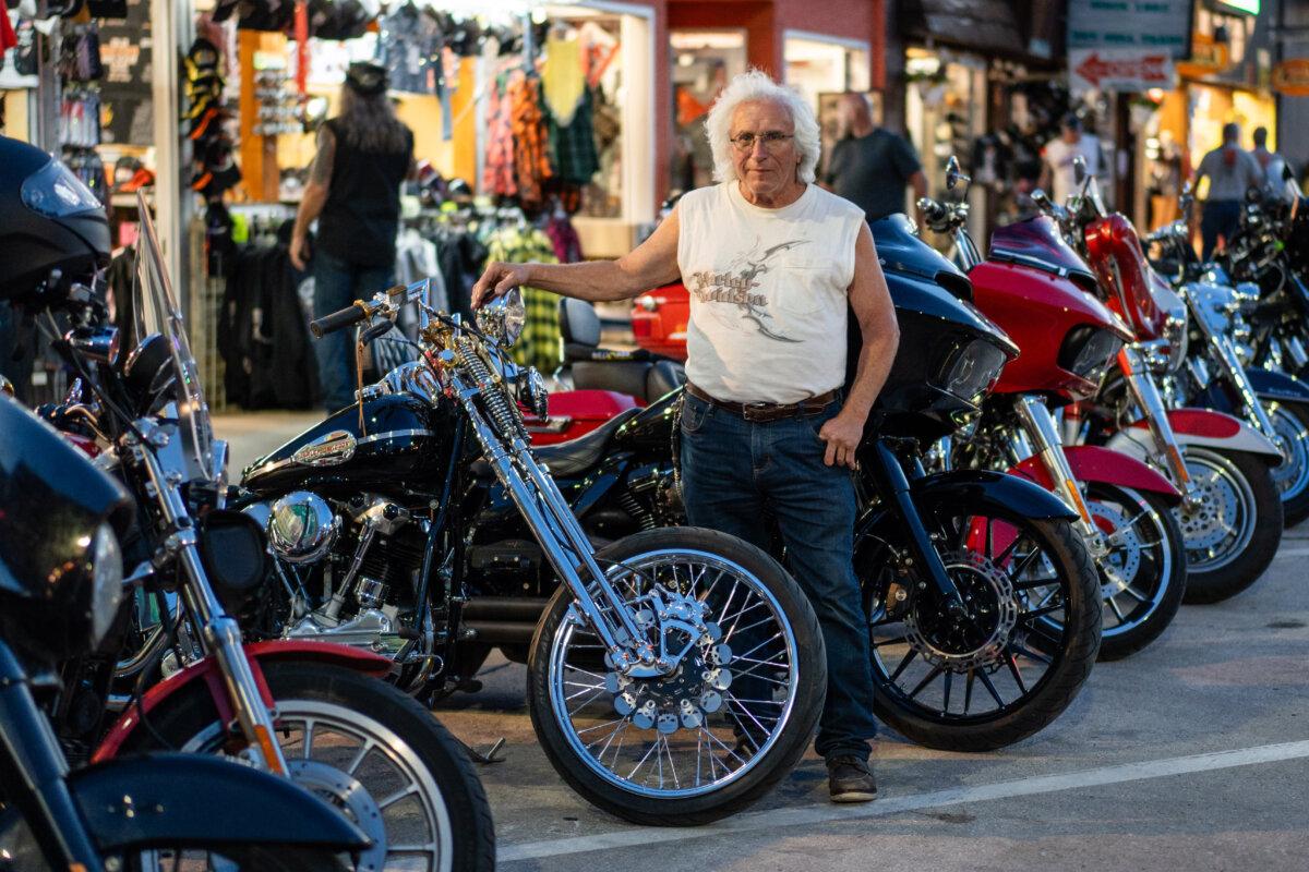 Thousands Celebrate Their Love for Life on 2 Wheels at 85th Sturgis Rally | USNN World News Steve Lemke from Cannon Falls, Minn., esota, with his 1946 Harley-Davidson Knucklehead motorcycle during the 85th annual Sturgis Motorcycle Rally in Sturgis, S.D., on Aug. 4, 2025. (Madalina Kilroy/The Epoch Times)