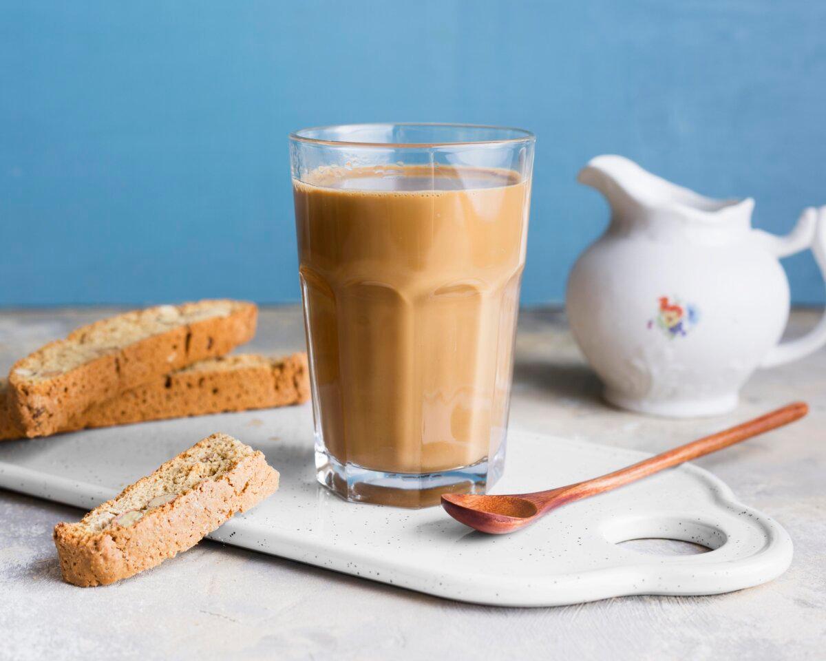 Coffee milk, Rhode Island's official state drink, reflects Italian and Portuguese immigrant traditions and the practice of stretching spent coffee grounds. (Freepik)