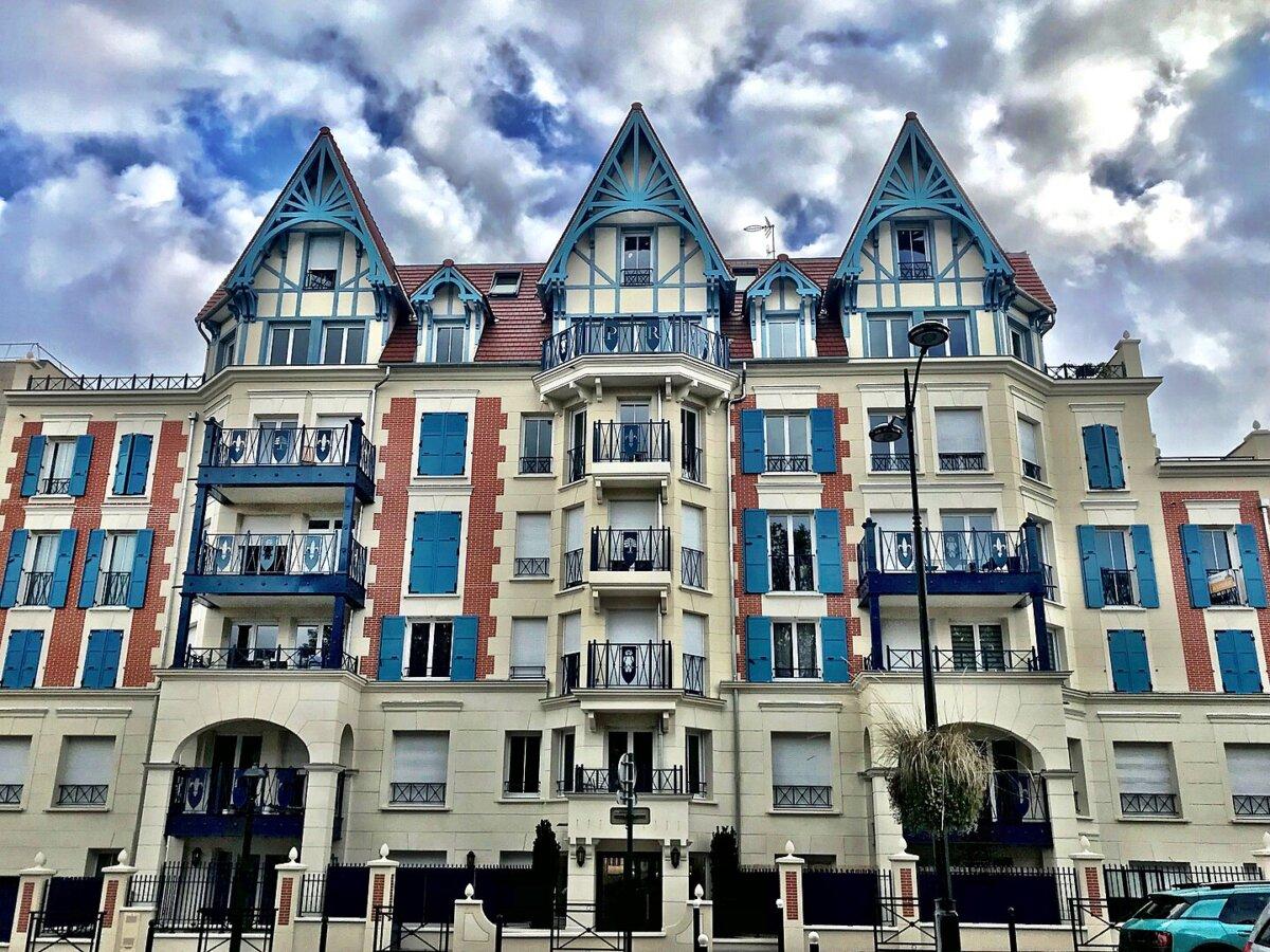 Villa Maintenon apartment in Le Plessis-Robinson. (<a href="https://commons.wikimedia.org/wiki/User:Realistic_utopias">Guy Courtois</a>/<a href="https://creativecommons.org/licenses/by-sa/4.0/deed.en">CC BY-SA 4.0</a>)