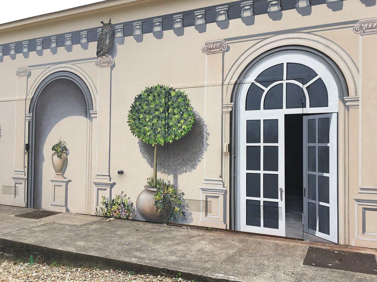Trompe-l'oeil fresco at Le Plessis-Robinson by the artist Frédéric Gracia. (<a href="https://commons.wikimedia.org/w/index.php?title=User:Dondaille&action=edit&redlink=1">Dondaillie</a>/<a href="https://creativecommons.org/licenses/by-sa/4.0/deed.en">CC BY-SA 4.0</a>)
