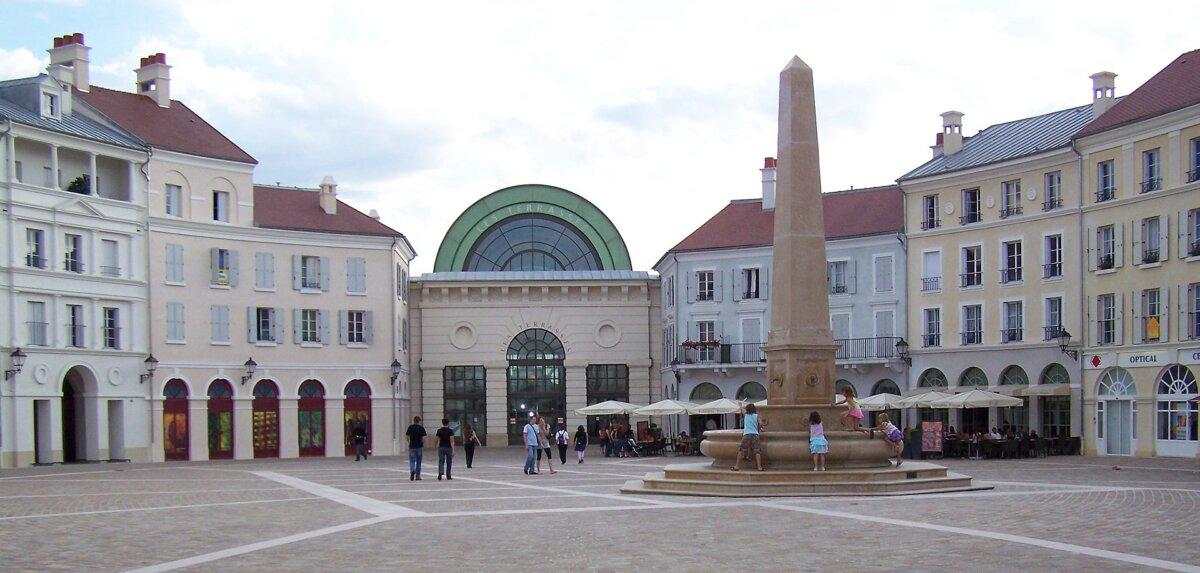 Tuscany Square in Val d'Europe, designed by New Classicist architect Pier Carlo Bontempi in 2002. (<a href="https://commons.wikimedia.org/wiki/User:Rcsmit" target="_blank" rel="nofollow noopener">Rcsmit</a>/<a style="font-size: 16px;" href="https://commons.wikimedia.org/wiki/File:Serrisplacetoscaneserris.jpg" target="_blank" rel="nofollow noopener">CC BY-SA 3.0)</a>