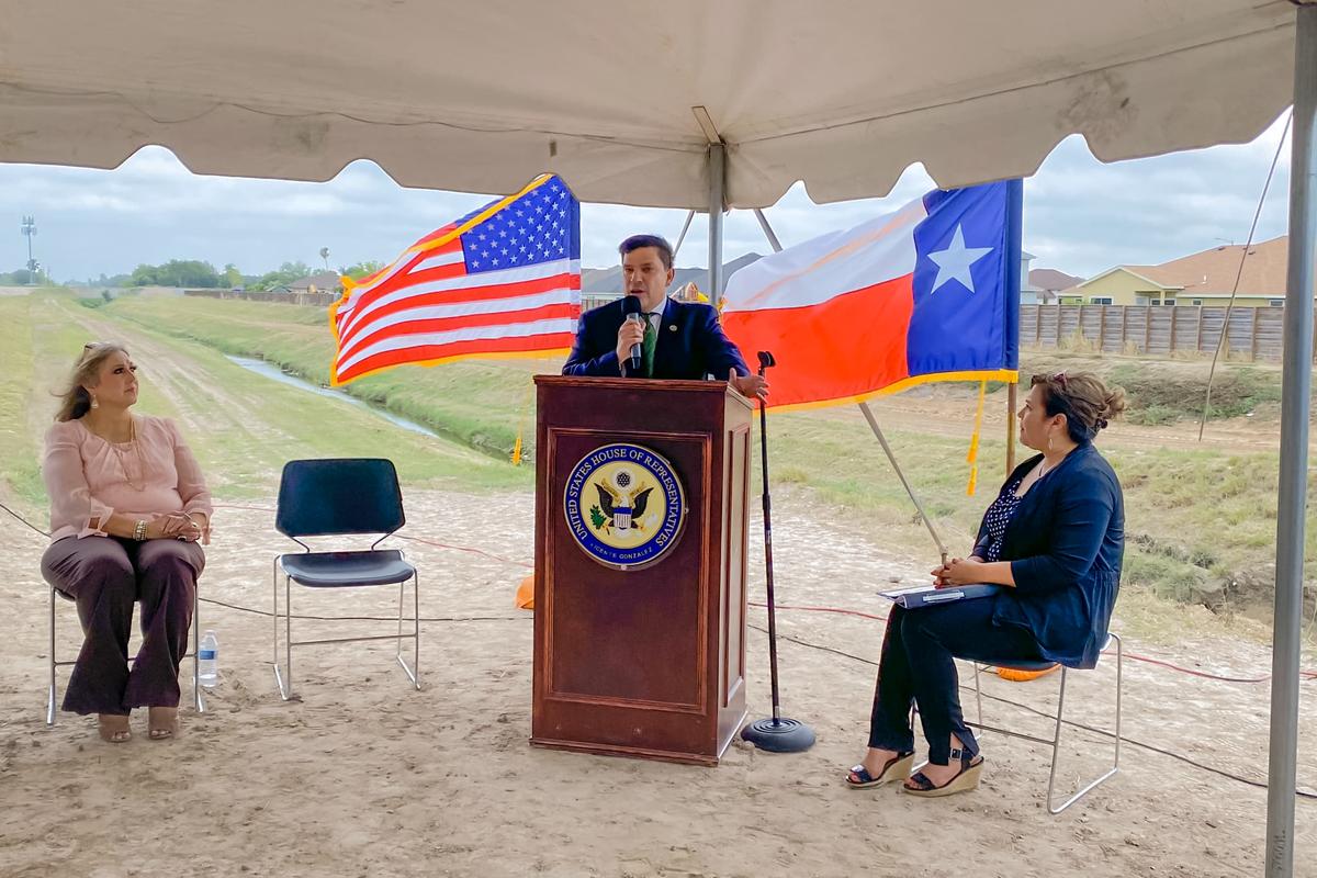 聯邦眾議員維森特‧岡薩雷斯(Vicente Gonzalez,德薩斯州民主黨)討論了《兩黨基礎設施法案》為德州伊達爾戈縣(Hidalgo County)2022年北部排水擴建項目提供資金事宜。(Public Domain)