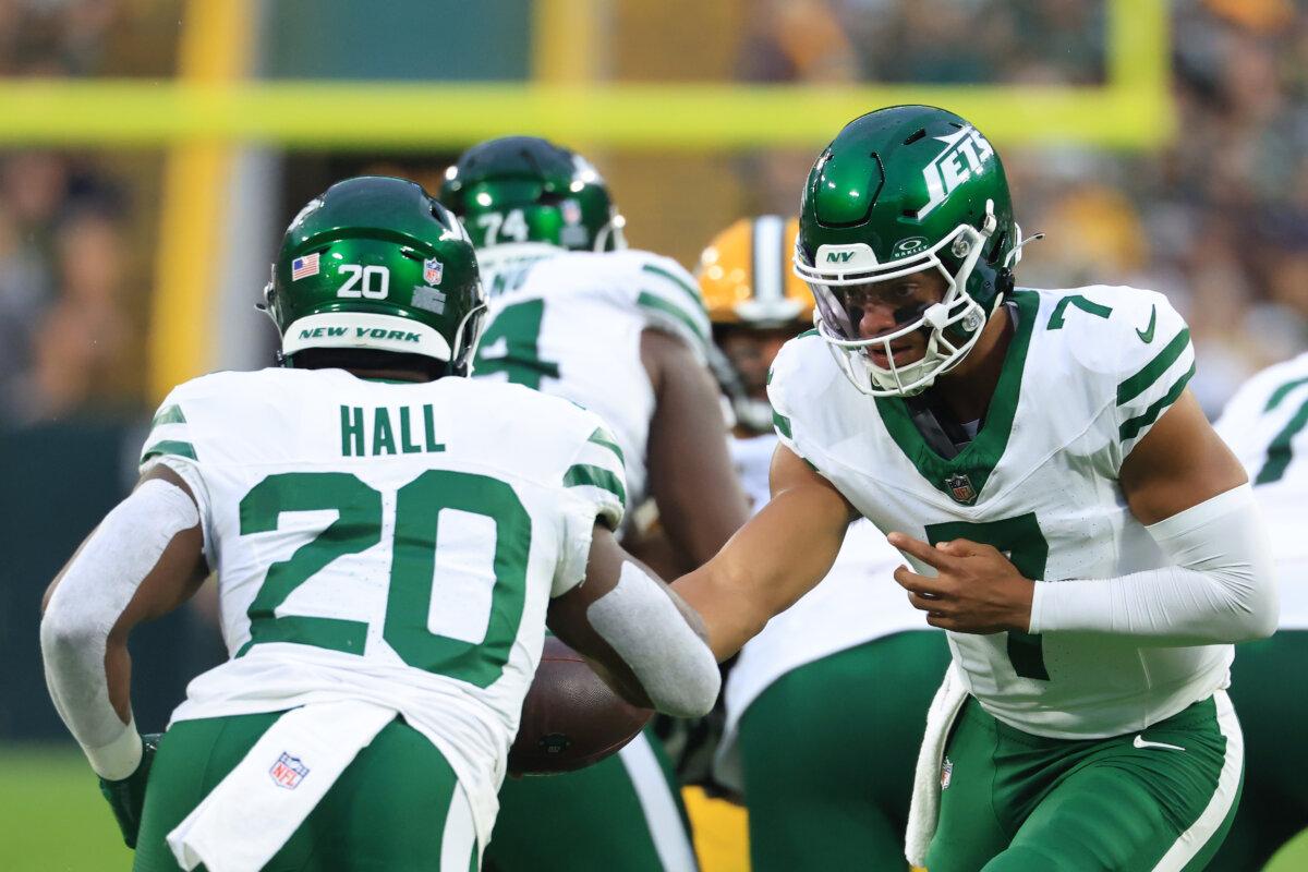 Jets’ New Coach Aims to Break the Team’s 14-Season Playoff Drought 2 Justin Fields of the New York Jets hands off to Breece Hall in the first quarter against the Packers at Lambeau Field in Green Bay, Wis., on Aug. 9, 2025. (Justin Casterline/Getty Images)