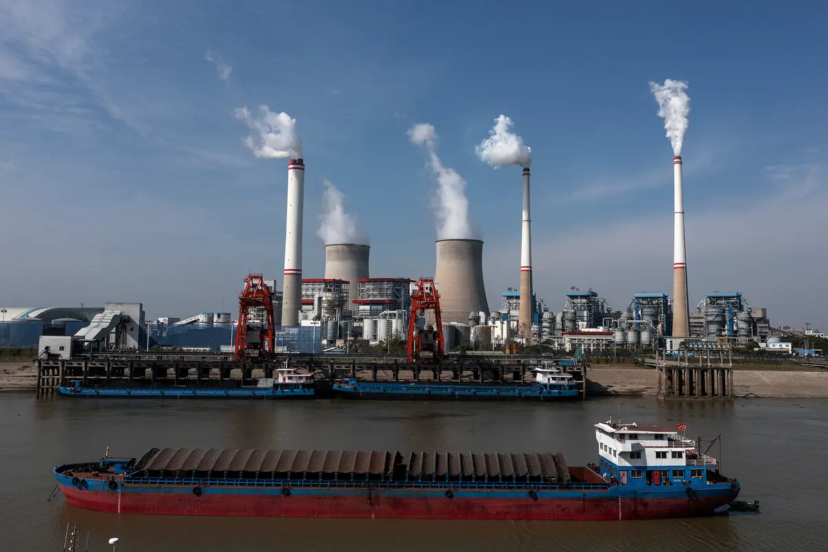 2021年11月11日,船隻向湖北省漢川縣的一座燃煤電廠運送煤炭。中國計劃在2025年新增或重啟161吉瓦的燃煤發電裝機容量。(Stringer/Getty Images)