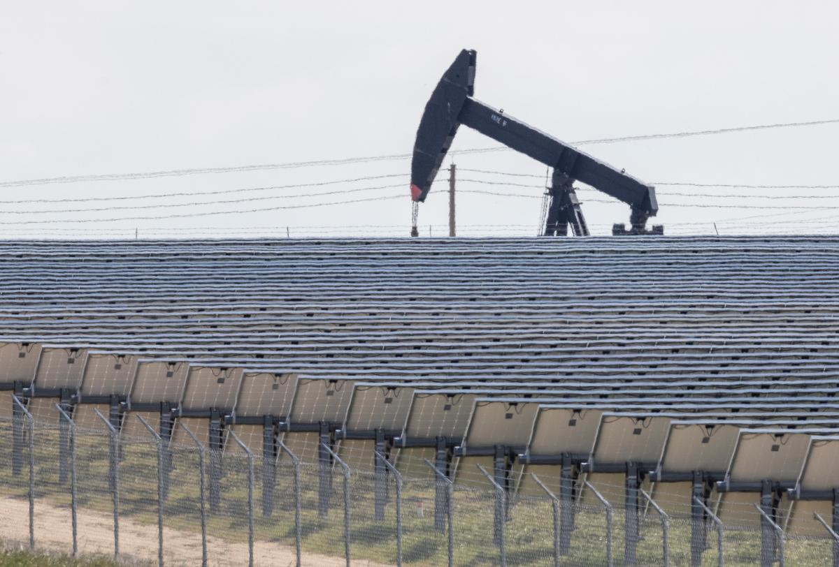 Trump Admin Allows Oil and Gas Permits, Freezes Renewables in Shutdown thumbnail