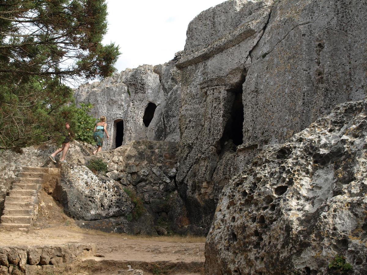 The Necr<span style="font-weight: 400;">ó</span>polis de Cala Morell contains 14 rock-cut tombs dating from the Talayotic period. (Miquel Colomer Planaguma/CC BY-SA 2.0)