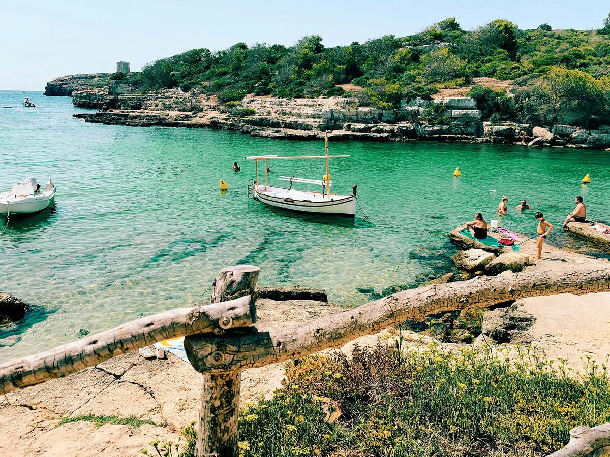 <span style="font-weight: 400;">The small fishing village of Alcaufar sits on Menorca's southeast coast. Its bay is sheltered by a rocky inlet, making it ideal for calm-water sailing. </span>(Laura Velasco/Unsplash)