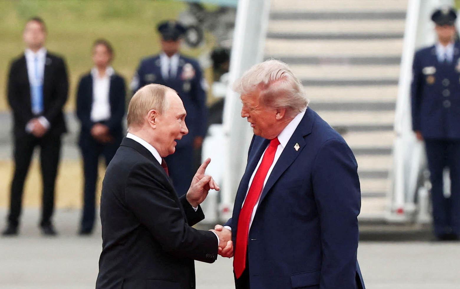 Day in Photos: Trump Meets Putin, World War II Anniversary, and Wildfire in Spain