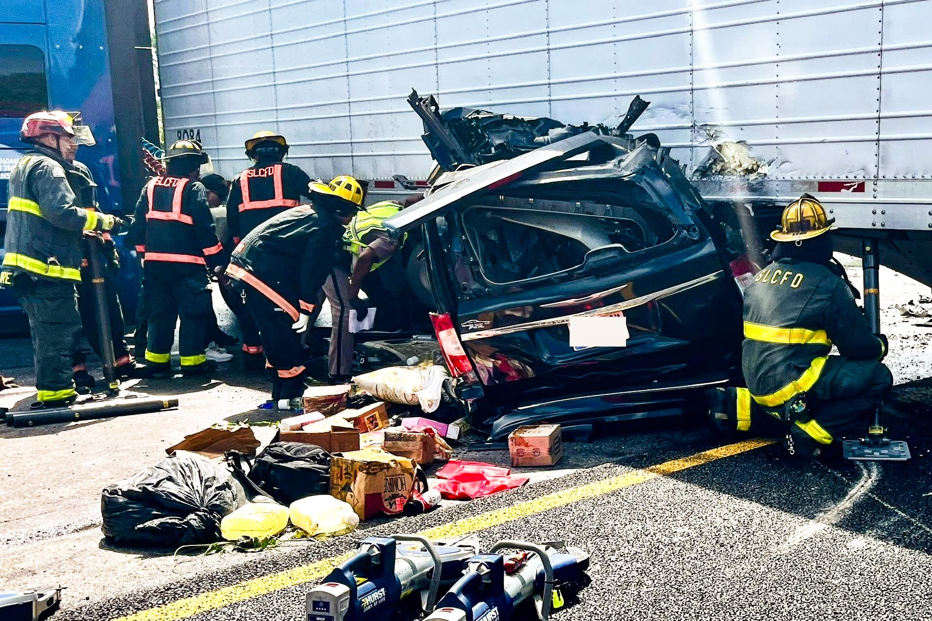 2025年8月12日,佛羅里達州聖露西縣公路上,一輛半掛卡車違規掉頭引發車禍,造成3人死亡。肇事司機哈金德‧辛格為印度裔非法移民,不會說英語﹐先後在華盛頓州和加州獲得了駕駛執照。(聖露西縣治安官辦公室)