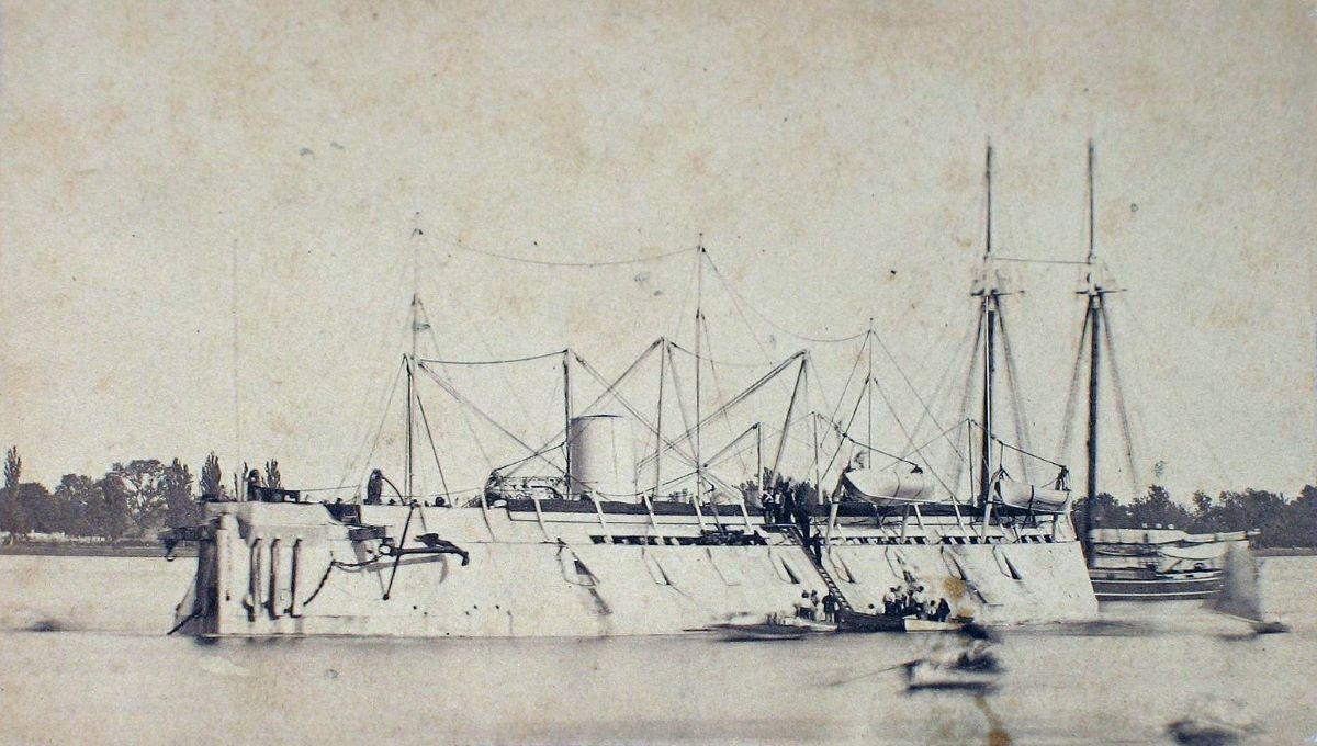 USS New Ironsides, a wooden-hulled broadside ironclad ship, as it appeared during blockade duty. (Public Domain)