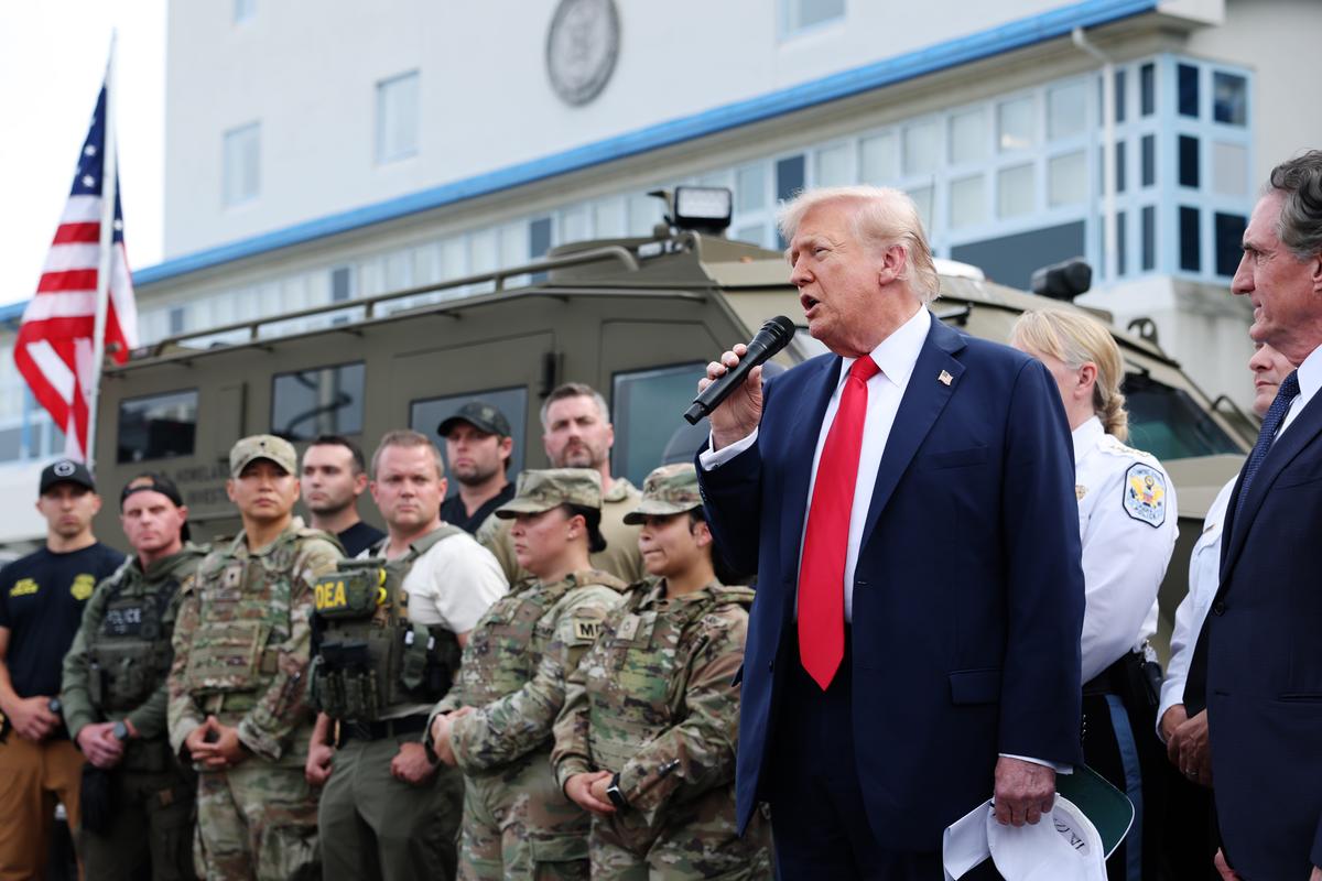 Trump Visits Police, National Guard in DC, Thanks Officers