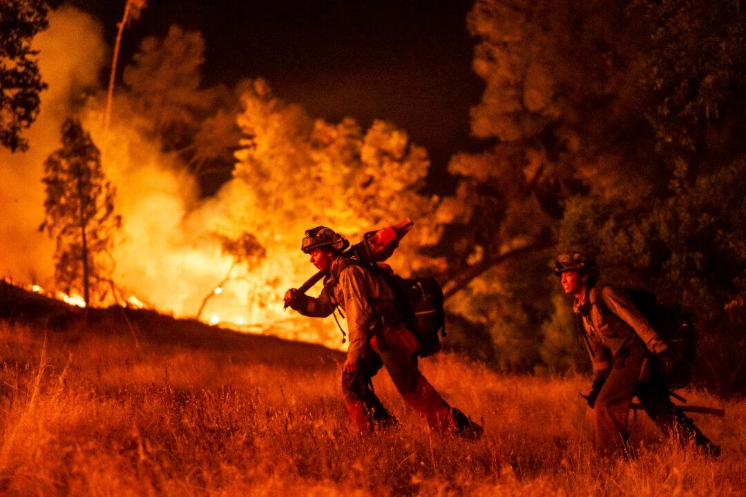 Wildfires Threaten Homes in Oregon and California, Prompting Hundreds of Evacuations