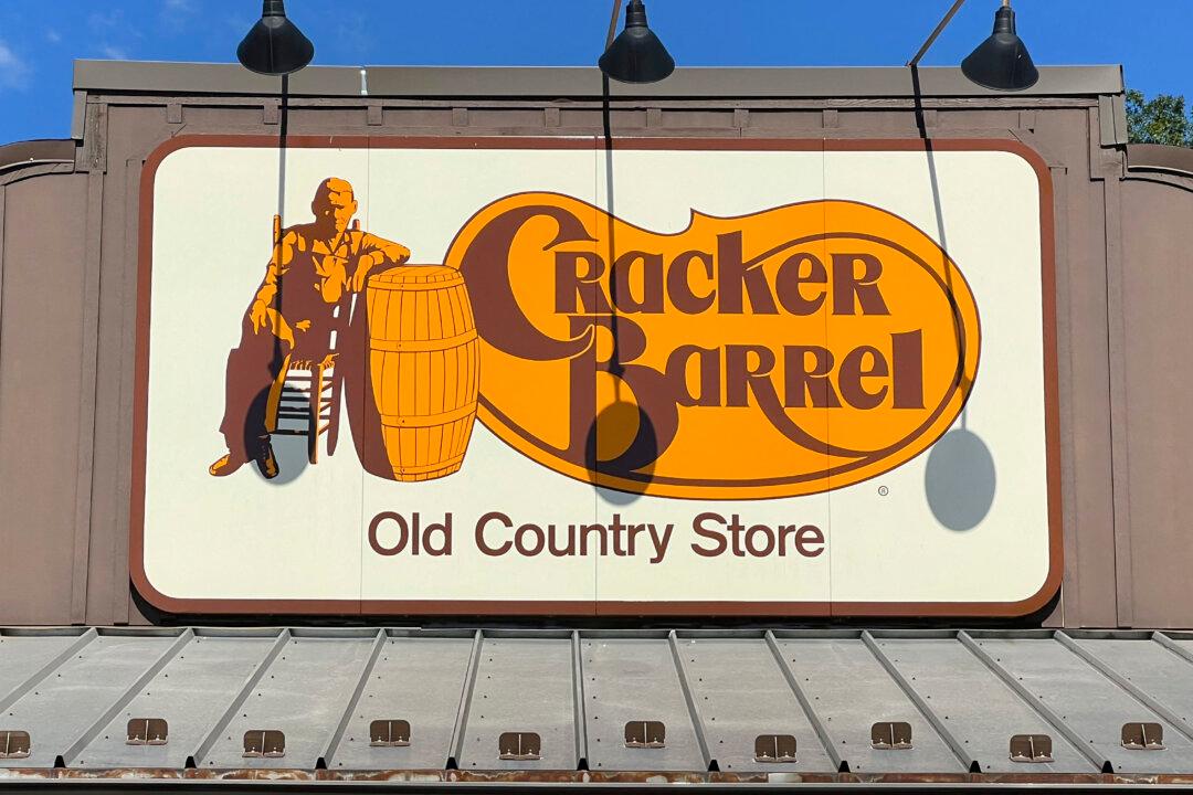 Cracker Barrel to Return to Its Old Logo