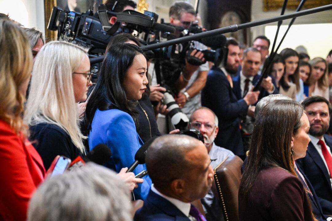 At Trump Cabinet Meeting, NTD Reporter Describes Being Mugged, Pistol-Whipped in DC