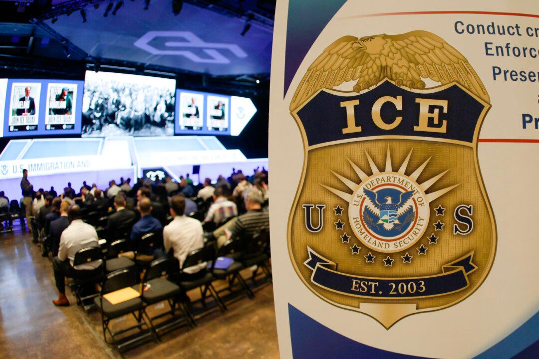 ICE Jobs Fair Draws Hundreds of Applicants in Texas