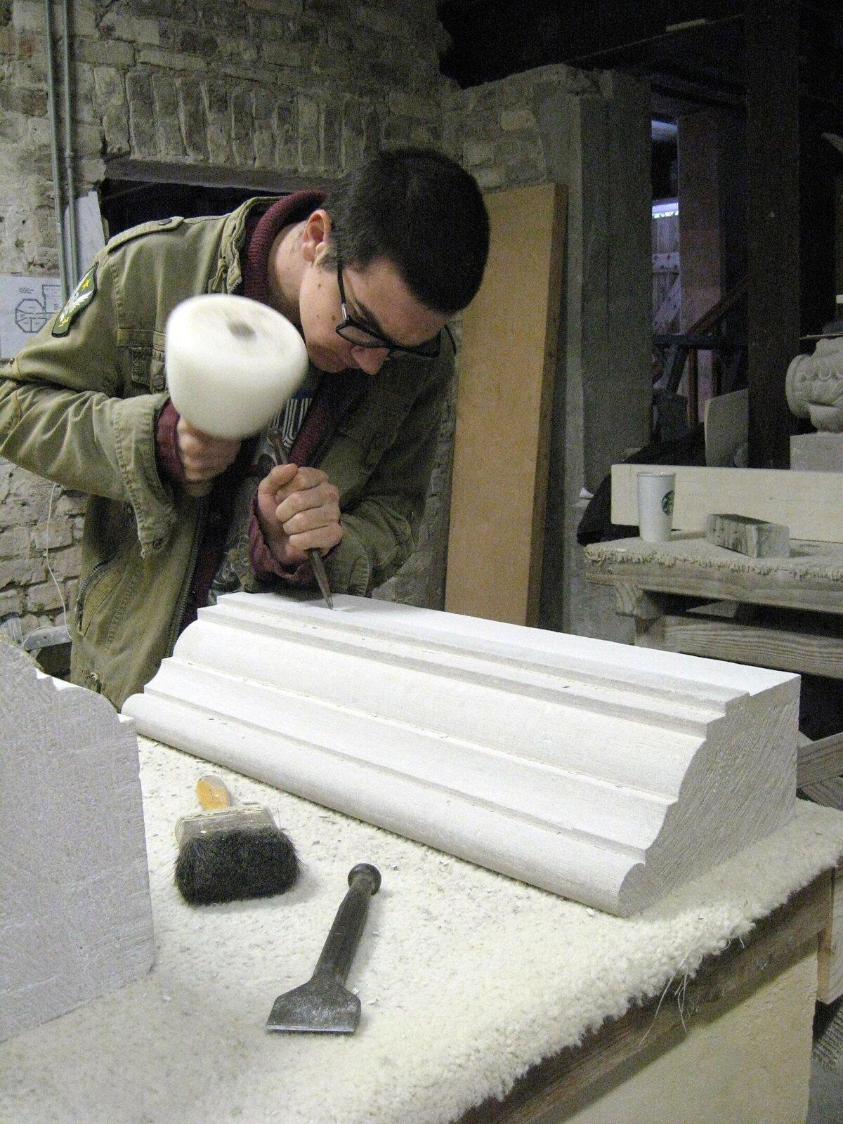 An American College of the Building Arts junior carving a stone mantle. (<a style="font-size: 16px;" href="https://acba.edu/" target="_blank" rel="nofollow noopener">ACBA/</a><a href="https://en.wikipedia.org/wiki/American_College_of_the_Building_Arts#/media/File:American-College-of-the-Building-Arts-building.jpg" target="_blank" rel="nofollow noopener">CC BY-SA 4.0</a>)