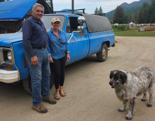 UOF co-owner Dave Bilinski and spokesperson Katie Pasitney at Universal Ostrich Farms in Edgewood, B.C., on Aug. 27, 2025. (Paul Rowan Brian/The Epoch Times).