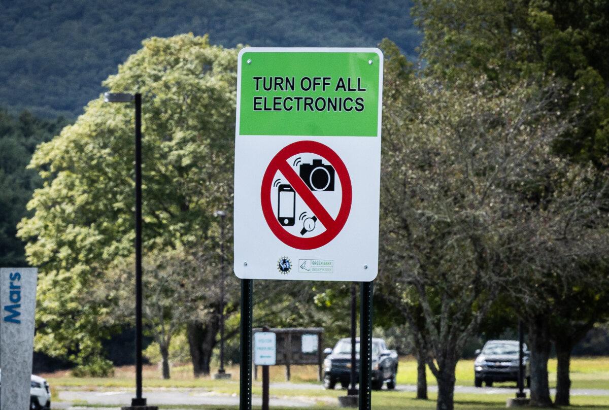 A sign banning electronics sits on display at the campus of the Green Bank Observatory in Green Bank, W.Va., on Aug. 28, 2025. (John Fredricks/The Epoch Times)