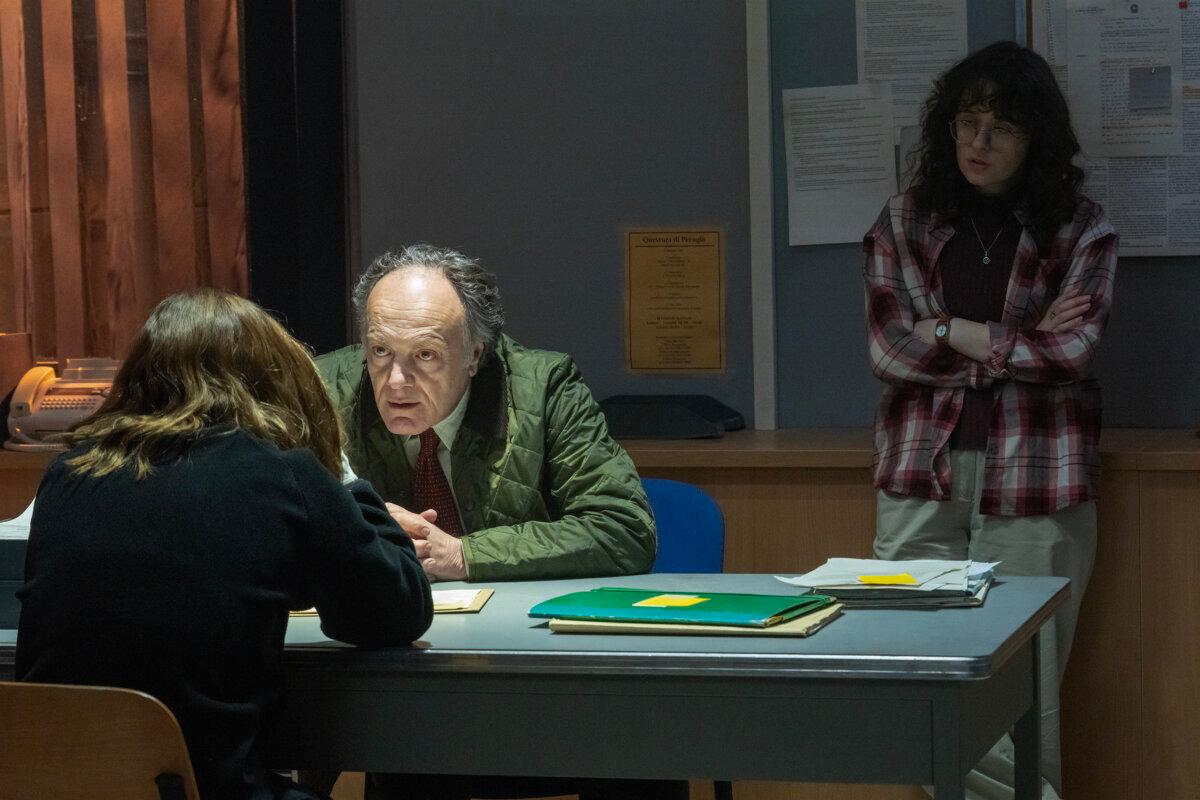 Amanda Knox (Grace Van Patten, L) faces questioning by prosecutor Giuliano Mignini (Francesco Acquaroli), in “The Twisted Tale of Amanda Knox.” (Hulu/MovieStillsDB)