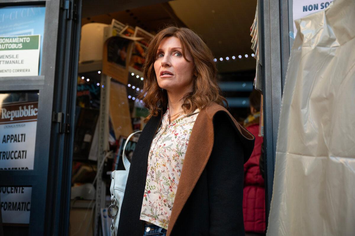 Amanda’s mother, Edda Mellas (Sharon Horgan), in “The Twisted Tale of Amanda Knox.” (Hulu/MovieStillsDB)