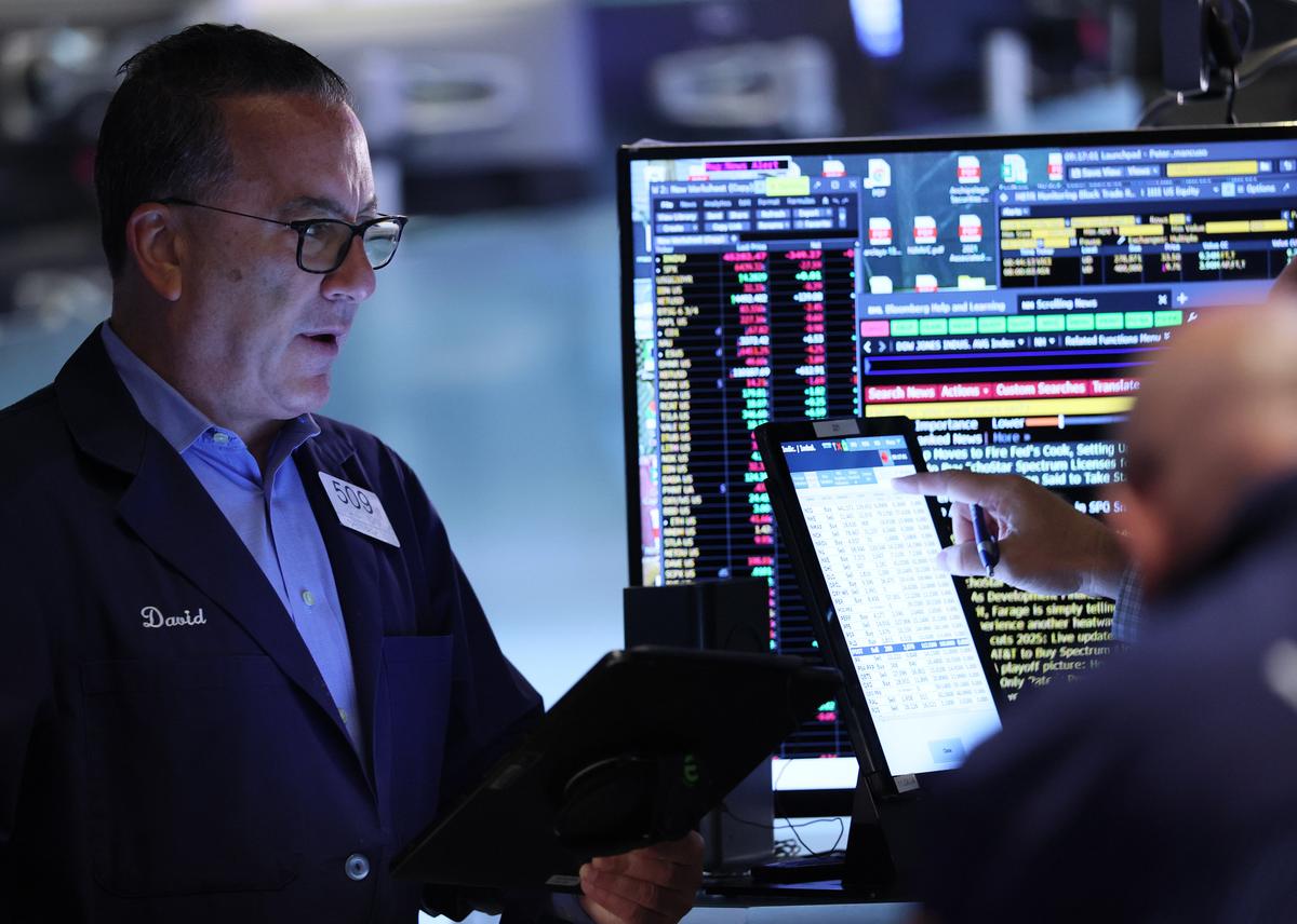 Wall Street Review: Large Caps Slip, Small Caps Hold Rally